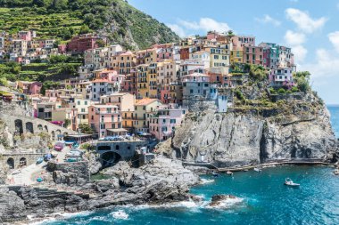 Cinque Terre 'deki Manarola' nın havadan görünüşü. Denizin yukarısındaki çok güzel renkli evleri olan güzel bir kasaba.