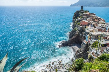 Cinque Terre 'de renkli evler ve yağlı bitkilerle Vernazza' nın hava manzarası