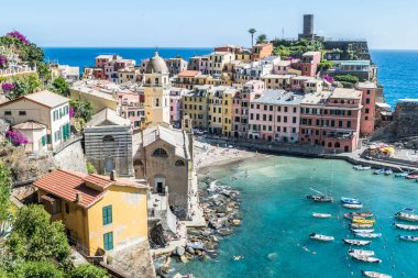 Cinque Terre 'de renkli evler ve çiçeklerle Vernazza' nın hava manzarası