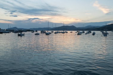 Sestri Levante Limanı, gün batımında.