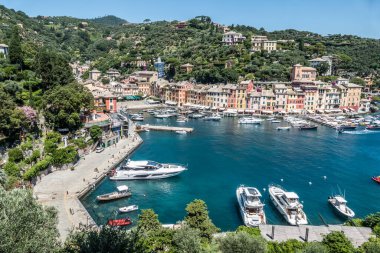 Portofino 'nun güzel renkli evleri ve bir sürü teknesi olan havadan görünüşü.