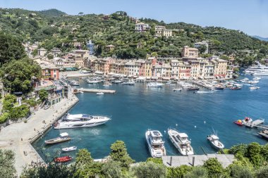 Portofino 'nun güzel renkli evleri ve bir sürü teknesi olan havadan görünüşü.