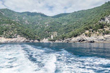 San Fruttuoso körfezi, yeşil su ve sahil kenarındaki manastır.