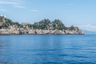 Kale ve deniz feneriyle Portofino kıyısı