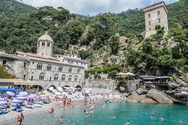 Portofino, İtalya - 07 / 02 / 2020: Yeşil suyu olan San Fruttuoso körfezi ve sahile yakın manastır