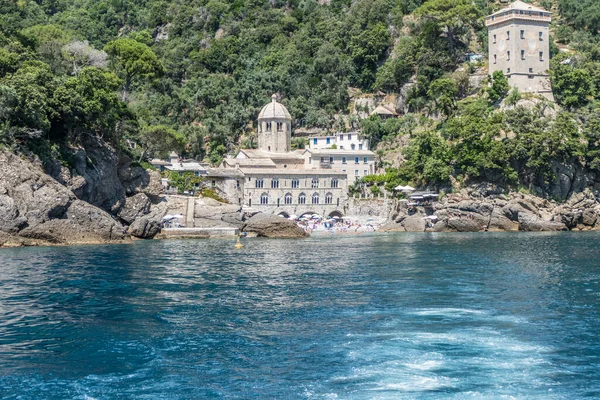 San Fruttuoso körfezi, yeşil su ve sahil kenarındaki manastır.