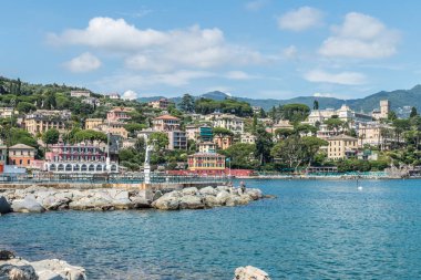 Santa Margherita Ligure, Italya- 07 / 01 / 2020: güzel eski evleri olan deniz önü