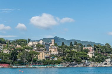 Santa Margherita Ligure, Italya- 07 / 01 / 2020: güzel eski evleri olan deniz önü