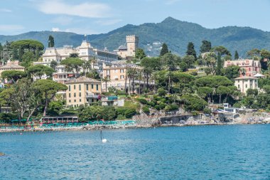 Santa Margherita Ligure, Italya- 07 / 01 / 2020: güzel eski evleri olan deniz önü