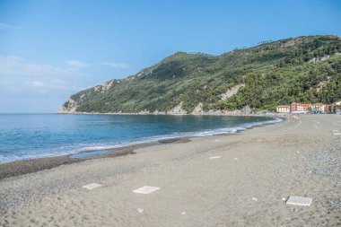 Mavi suyu olan Riva Trigoso plajı.