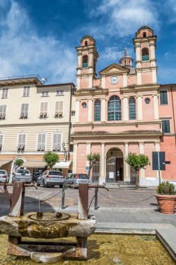 Varese Ligure, İtalya - 07 / 01 / 2020: Güzel kilise ve çeşme