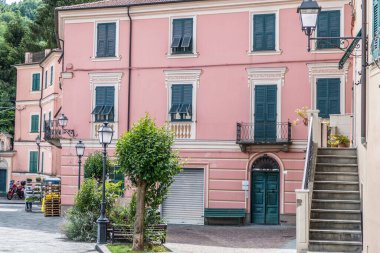 Varese Ligure 'da renkli yüzlü güzel evler