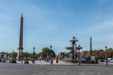 Paris, Fransa - 09 / 15 / 2018: Place de la Concorde, Paris 'te bir dikilitaş ve fıskiye ve arka grubunda Eyfel Kulesi ile