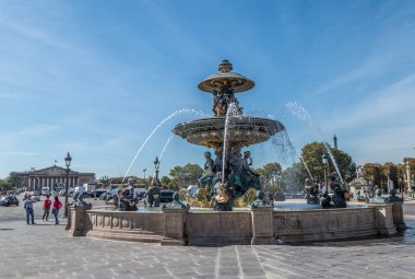 Paris, Fransa - 09 / 15 / 2018: Place de la Concord 'daki güzel çeşme