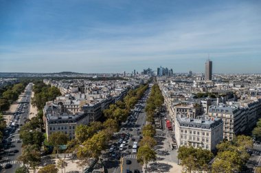 La Defense 'ın gökdelenleriyle Paris' in gökdelenlerinin geniş bir hava manzarası.