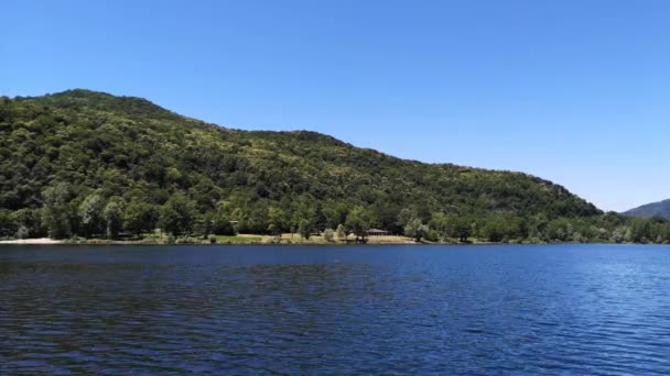 Paisagem Lago Montanha Com Água Azul Contra Céu Azul — Vídeo de Stock
