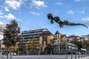 Luino 'da bir sonbahar gününde ejderha şeklinde uçurtma.