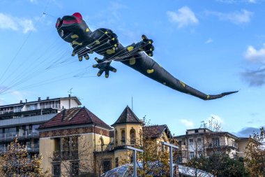 Luino 'da bir sonbahar gününde ejderha şeklinde uçurtma.