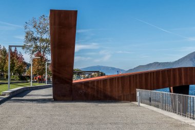 Maggiore Gölü yakınlarındaki Luino 'da kırmızı köprüsü olan yeşillikler.