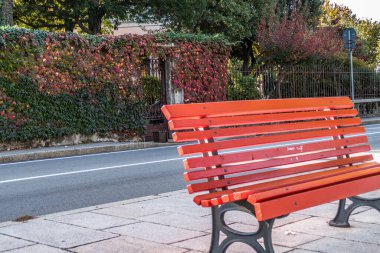 Maggiore Gölü yakınlarındaki Luino 'da kırmızı parktaki bir bankta.