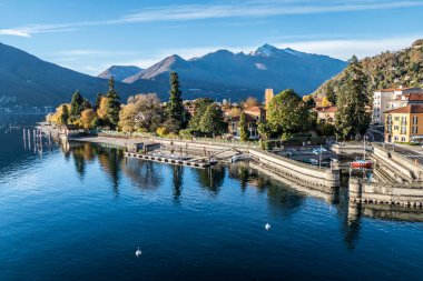 Maggiore Gölü 'ne yansıyan bitkilerle Maccagno' nun havadan görünüşü