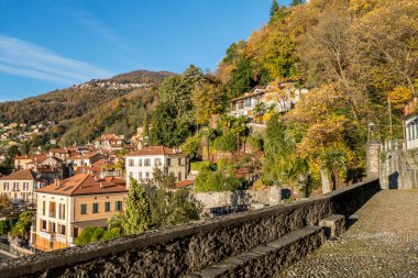 Mavi gökyüzüne karşı Maccagno 'da yeşillik.