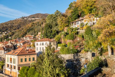 Mavi gökyüzüne karşı Maccagno 'da yeşillik.