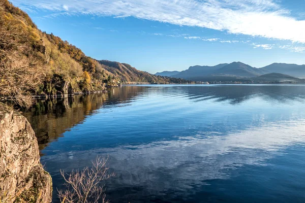 Bella Chiesa Maccagno Contro Cielo Azzurro — Foto Stock