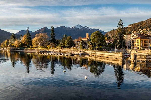 Veduta Aerea Del Maccagno Con Piante Che Riflettono Nel Lago — Foto Stock