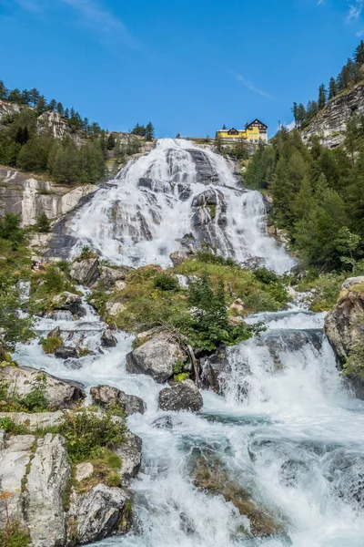 Piedmont, Formazza Vadisi 'ndeki güzel Toce Şelalesi. Avrupa 'nın en yüksek şelalesidir.