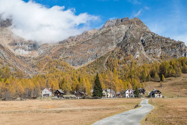 Alpe Devero 'da sonbaharın renkleri, dağlarda küçük bir köy
