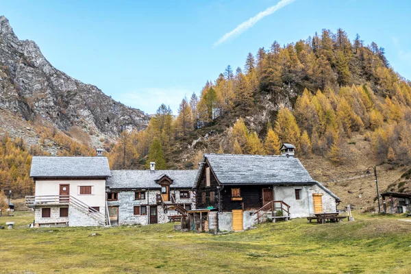 Crampiolo 'daki Alpe Devero' da sonbaharın renkleri, dağlarda küçük bir köy