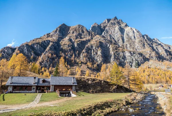 Crampiolo 'daki Alpe Devero' da sonbaharın renkleri, dağlarda küçük bir köy