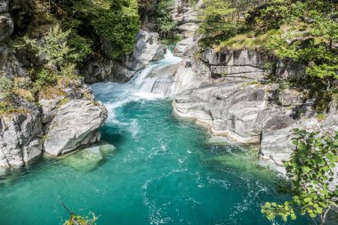 Uriezzo 'da yeşil suyu ve şelalesi olan Toce Nehri' ndeki devlerin çukurları..