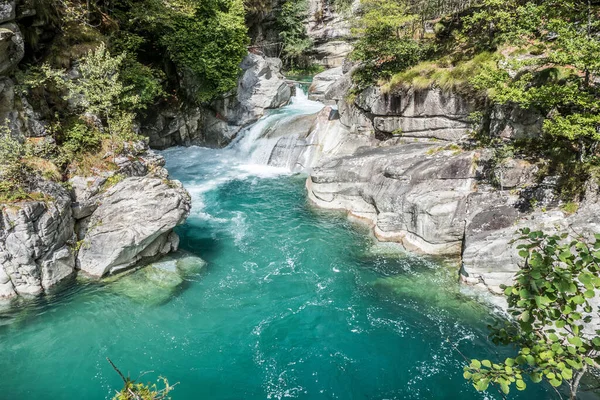 Uriezzo 'da yeşil suyu ve şelalesi olan Toce Nehri' ndeki devlerin çukurları..