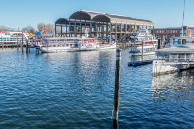 Arona, İtalya - 10 / 22 / 2017: eski bir vapurlu liman