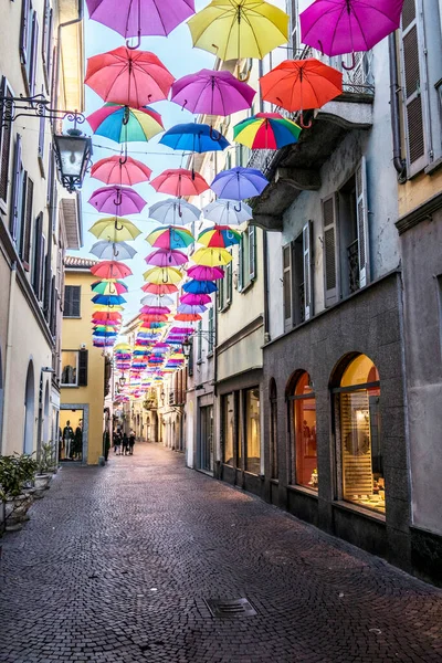 Strada Centrale Arona Con Molti Ombrelloni Colorati Hangin — Foto Stock