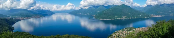 Maggiore Gölü Alpler Geniş Açılı Görüntüsü — Stok fotoğraf