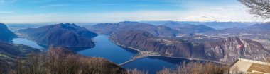 Lugano Gölü ve Belvedere Signignola Alpleri 'nin geniş açılı görüntüsü