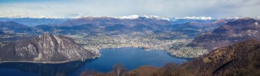 Lugano Gölü ve Alpler geniş açılı görünüyor..