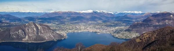 Lugano Gölü Alpler Geniş Açılı Görünüyor — Stok fotoğraf