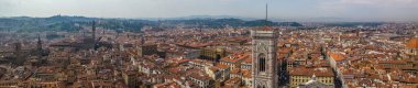 Floransa 'nın çok geniş panoramik manzarası ve arka planda birçok anıtı var.