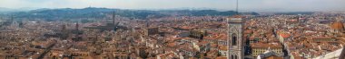 Floransa 'nın çok geniş panoramik manzarası ve arka planda birçok anıtı var.