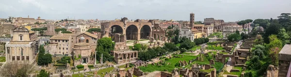 Сверхширокий Вид Древнеримский Форум Колизей Заднем Плане Риме — стоковое фото