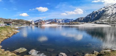 Gotthardpass 'taki gölün geniş manzarası.