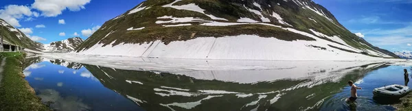 Oberalppass Sviçre 2019 Donmuş Suya Giren Bir Çocukla Oberalpass Gölü — Stok fotoğraf