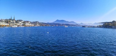 Luzern ve Lucerne Gölü 'nün son derece geniş manzarası.
