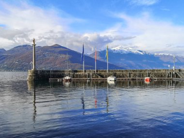 Maggiore Gölü manzarası ve Luino eski limanı.
