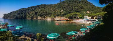 Portofino 'daki Paraggi plajının ultra geniş panoraması.