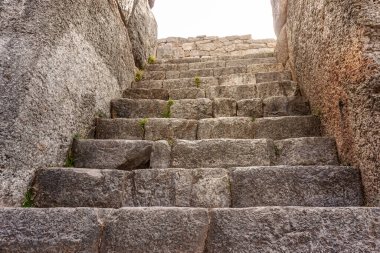 Fortaleza Inca de Sacsayhuaman, escalera de piedra. Cusco. clipart